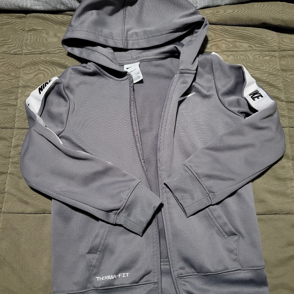 Boys Nike Therma-Fit hoodie